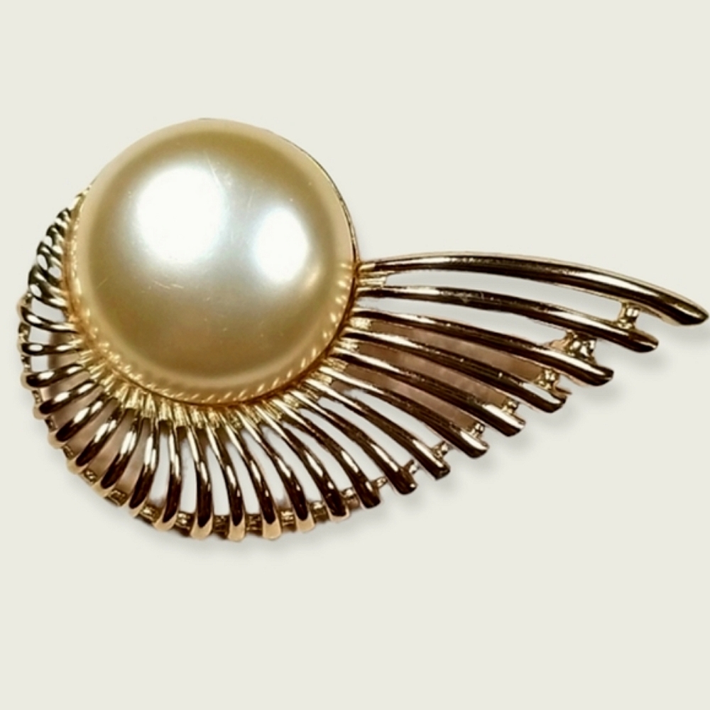 Vintage Signed Sarah Coventry Faux Pearl Goldtone Brooch
